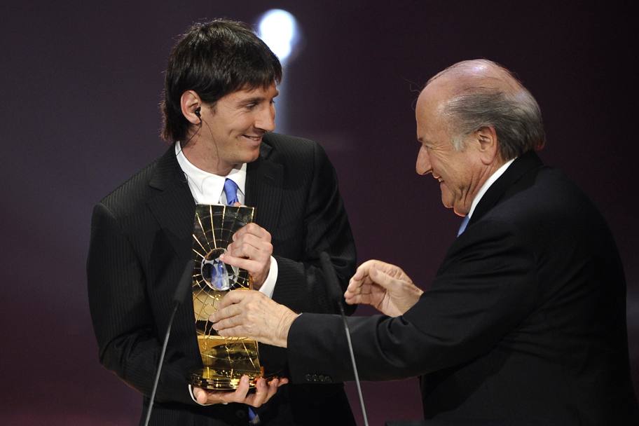 Nel 2009 Messi riceve da Blatter il trofeo Fifa di miglior giocatore dell&#39;anno (Afp)
